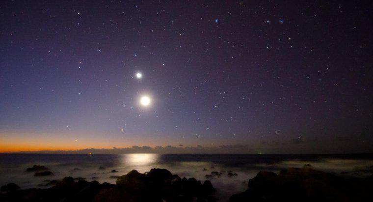 Care este steaua strălucitoare sub Lună?