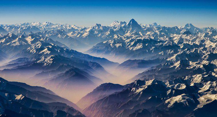 Ce gama mare de munte se află în nordul Indiei?