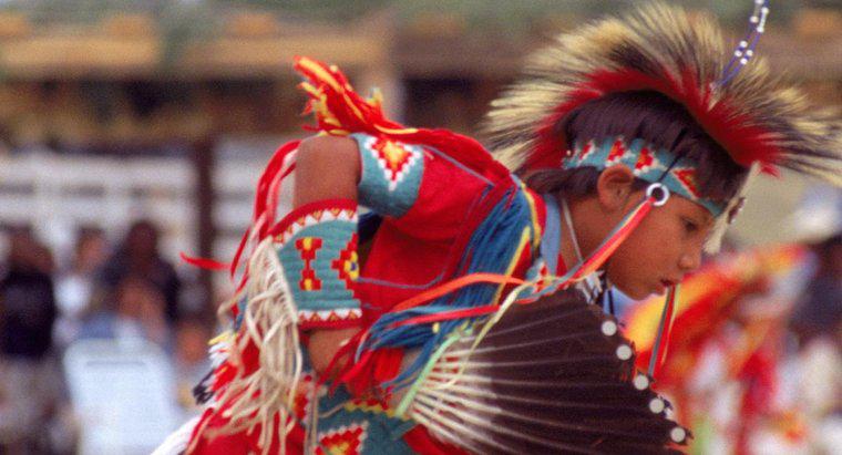 Ce tradiții sunt practicate de indienii Sioux?