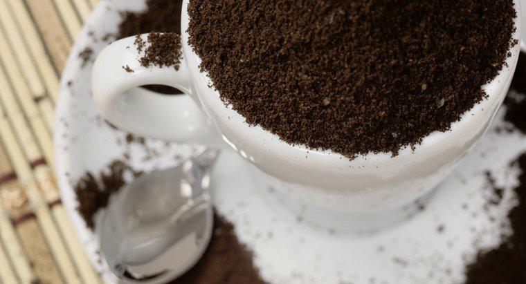 Poți pune pământuri de cafea în gunoi?