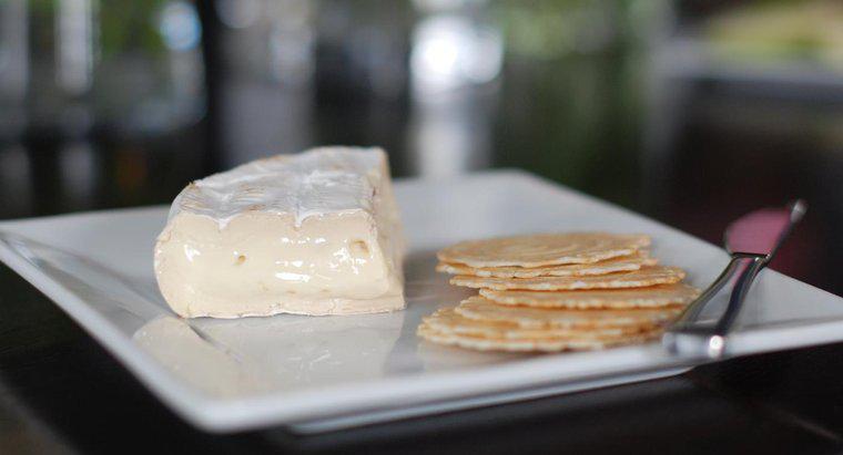 Ce este un bun mod de a elimina coarda de la Brie Cheese?