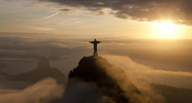 Cât de multe metrii pătrat este Brazilia?