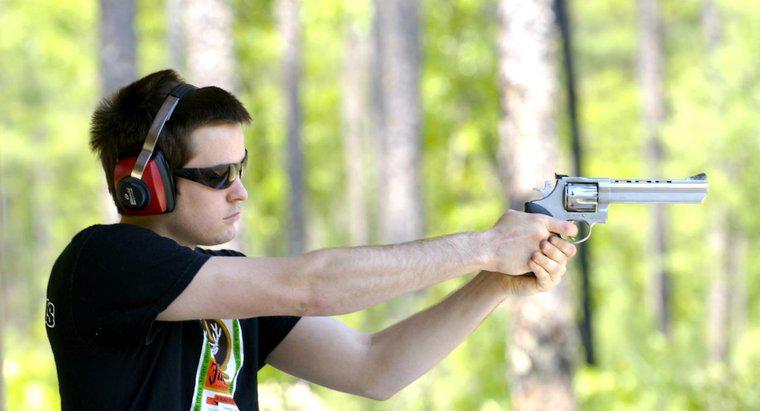 Cine face un .357 Revolver Magnum?