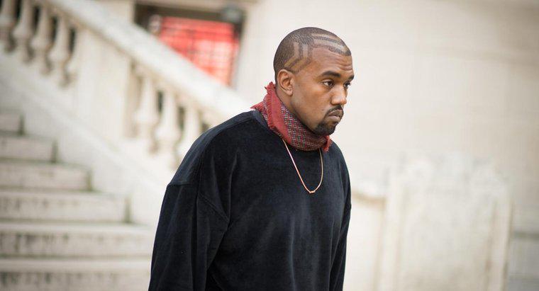 Unde Kanye West vinde articole din linia de îmbrăcăminte?