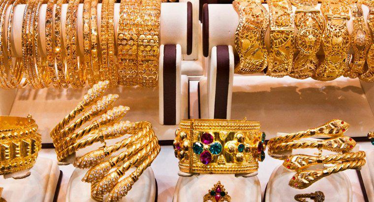 Care este diferența dintre bijuterii realizate cu aur și bijuterii aurite?
