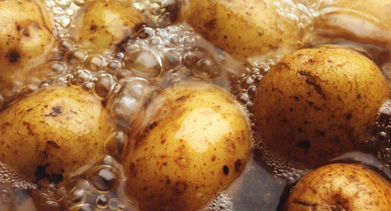 Cât timp durează să fiarbă cartofi întregi?