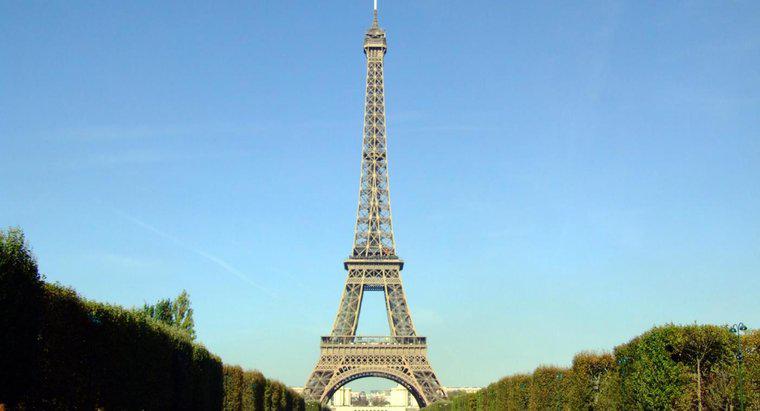 Cât de mare este Turnul Eiffel?