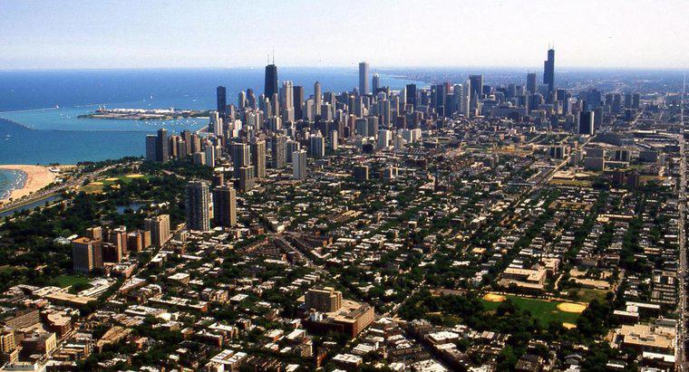 Cât de mare este Chicago în metri patrati?