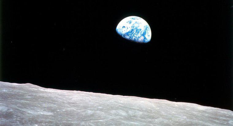 Care este diferența dintre Pământ și Lună?