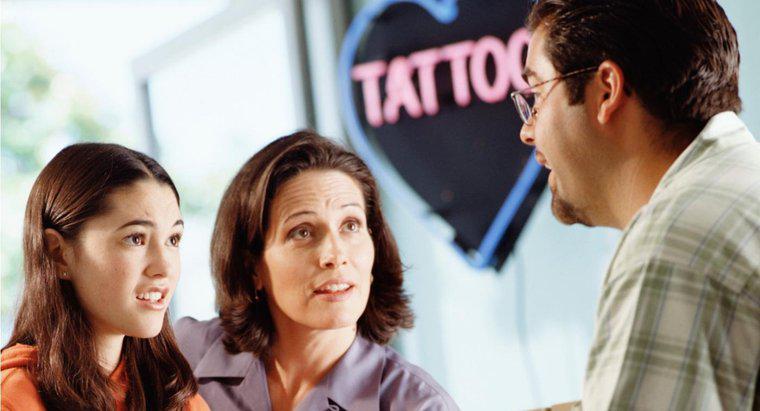 Cât de vechi trebuie să fii pentru a obține un tatuaj cu permisiunea părintelui?
