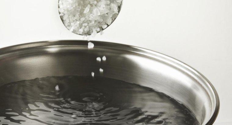 De ce sare se dizolvă mai repede în apă fierbinte?
