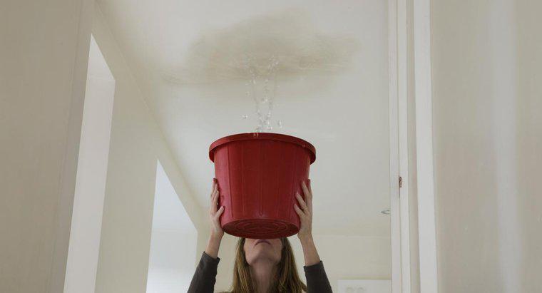 Ce cauzează o scurgere de apă în tavan?
