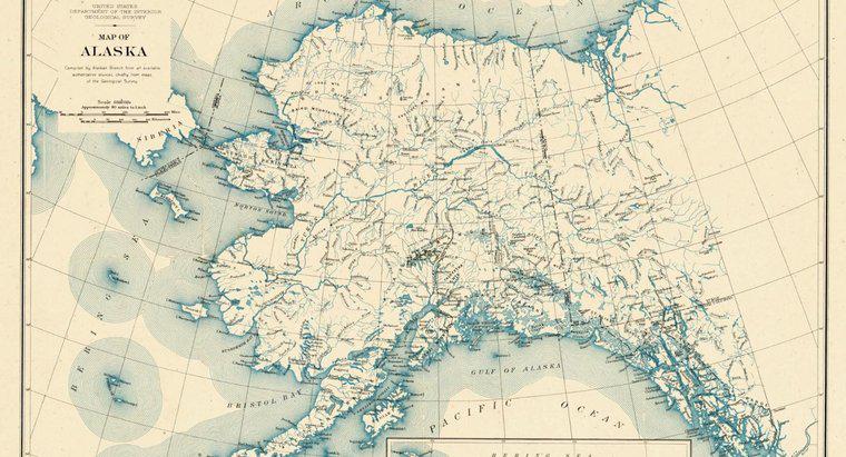 Ce țară se află la est de Alaska?