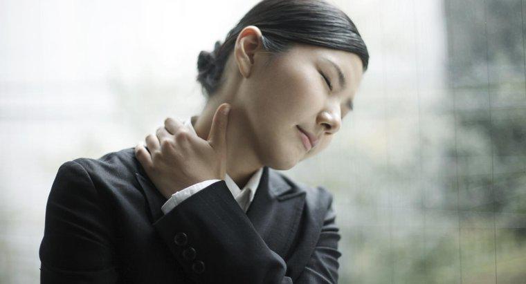 Când ar trebui să solicitați ajutor profesionist pentru durerea rigidă a gâtului?