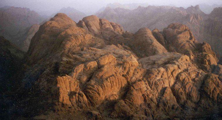 Care sunt principalele zone montane din Egipt?