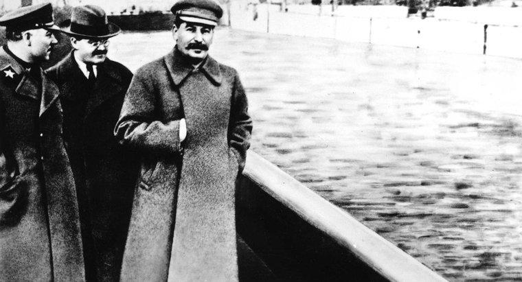 Cum a folosit Stalin Propaganda pentru a obține putere?