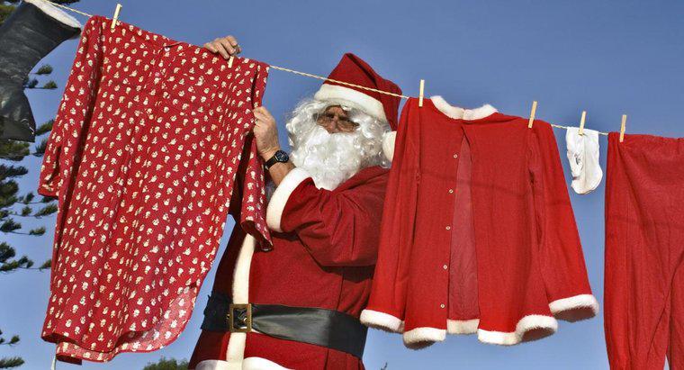 Ce culoare a fost costumul lui Santa inițial?
