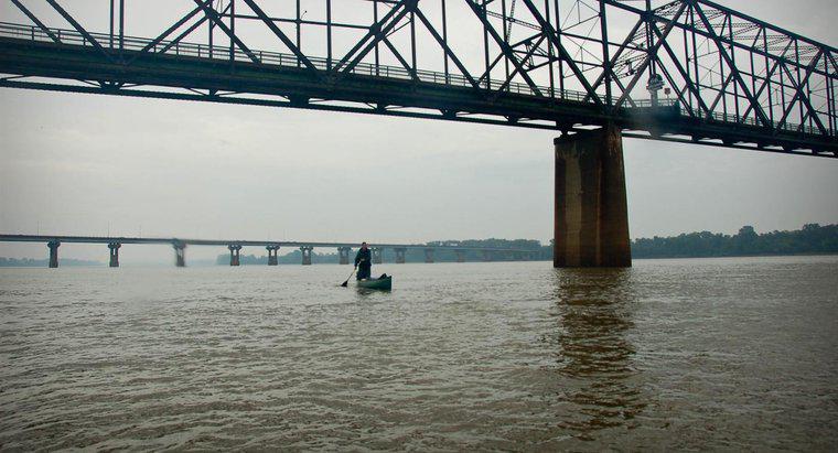Cât de largă este râul Mississippi?
