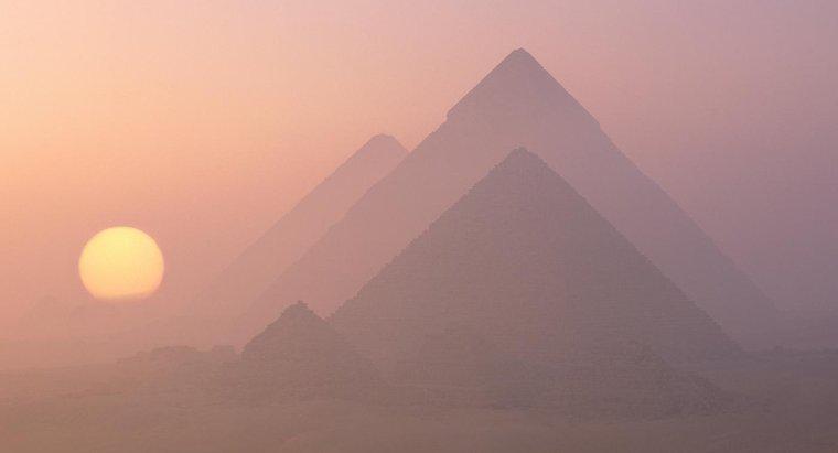 Care sunt numele celor trei piramide din Giza?