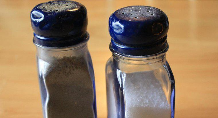 Care este agitatorul de sare, cel cu găurile mai mari sau mai mici?