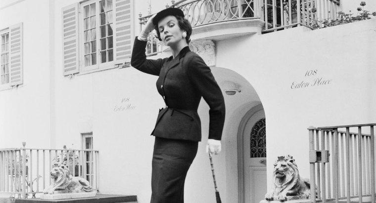 Ce au purtat femeile în anii 1950?