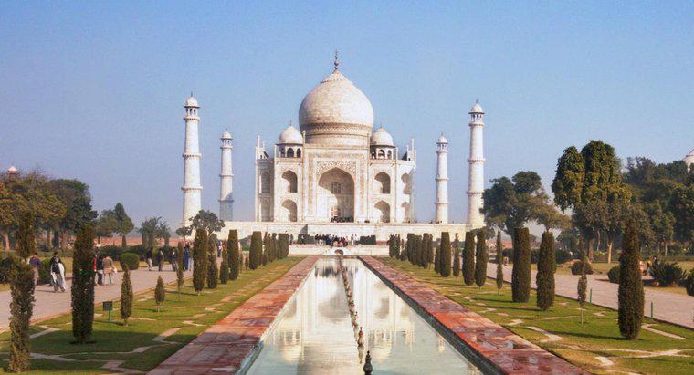 Ce materiale au fost folosite pentru a construi Taj Mahal?