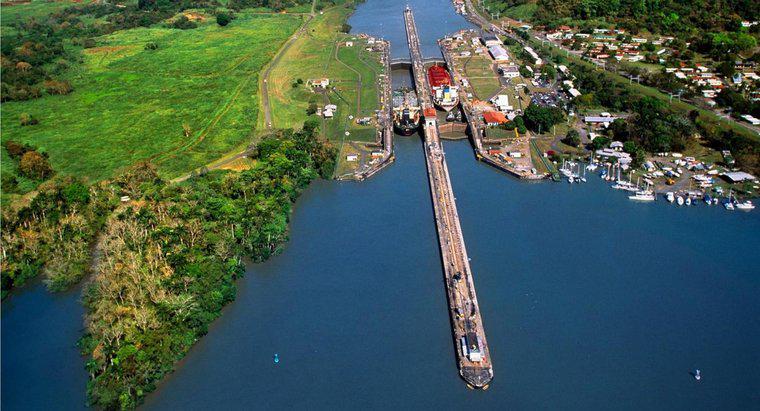 Câți oameni au murit Construind Canalul Panama?