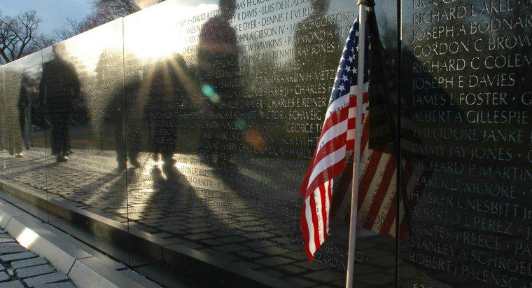Cum se numește numele pe peretele memorial al veteranilor din Vietnam?