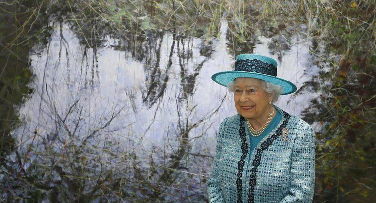 Regina Angliei este cea mai bogată femeie din lume?