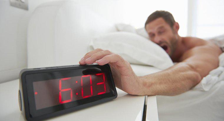 Cum resetați un ceas cu alarmă digitală?