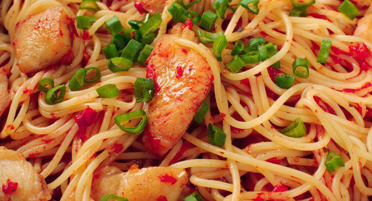 Ce este o rețetă ușoară pentru spaghetele de pui Rotel?