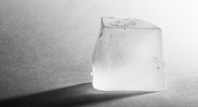 Care este cel mai bun mod de a ține un cub de gheață de la topire?