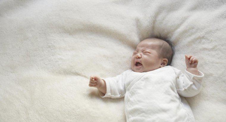 De ce bebelușii strigă în timp ce dorm?