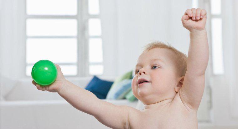 De ce bebelușii le plac brațele?