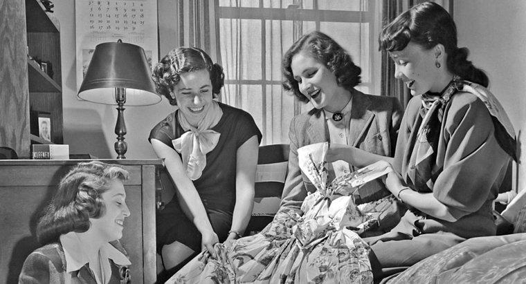 Ce au purtat fetele în anii 1940?