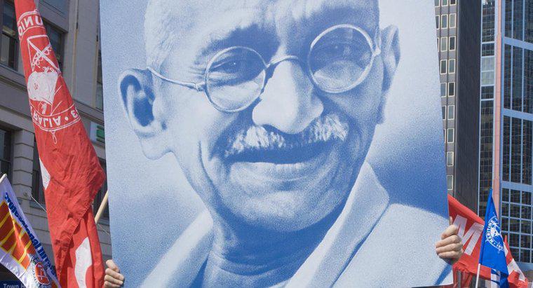 Ce calități au făcut Gandhi un bun conducător?