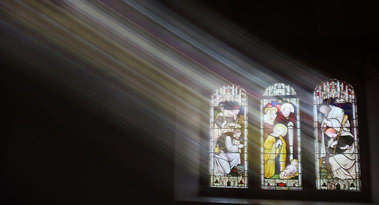 De ce multe biserici au ferestre din sticlă?