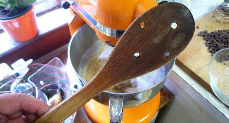 De ce să folosiți o lingură de lemn pentru gătit?