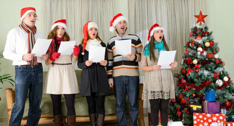Care sunt unele cântece populare de Crăciun similare cu Jingle Bells?