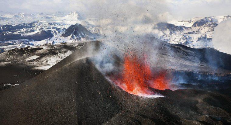 În ce mod sunt vulcani o forță constructivă?