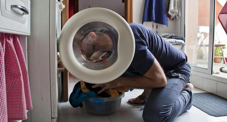 Cum curățați filtrul într-o mașină de spălat cu capac frontal Maytag?