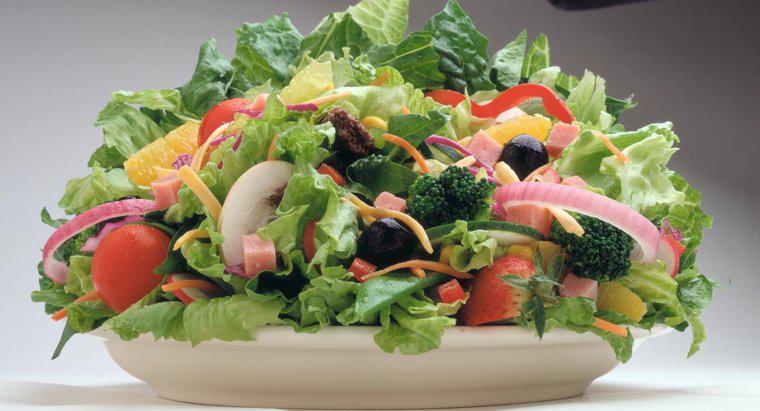 Care sunt ingredientele tipice în salata bucătarului?