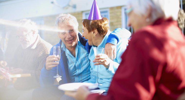 Care sunt ideile adecvate vârstei de joc pentru o petrecere de 65 de ani de naștere?