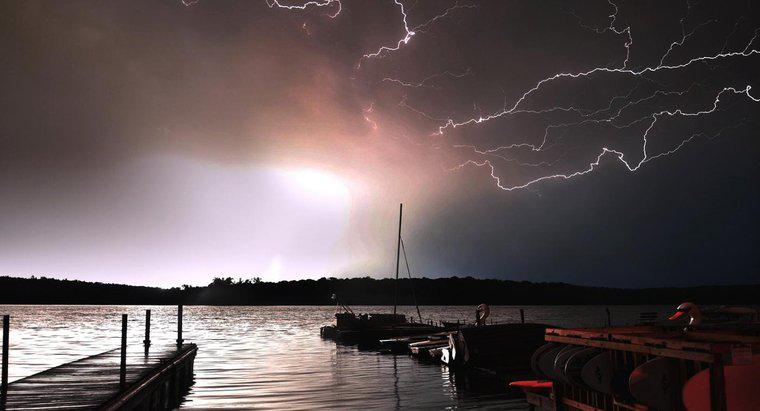 Ce se întâmplă mai întâi: Thunder sau Lightning?