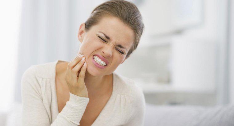 Care sunt unele remedii la domiciliu pentru infecții dentare?
