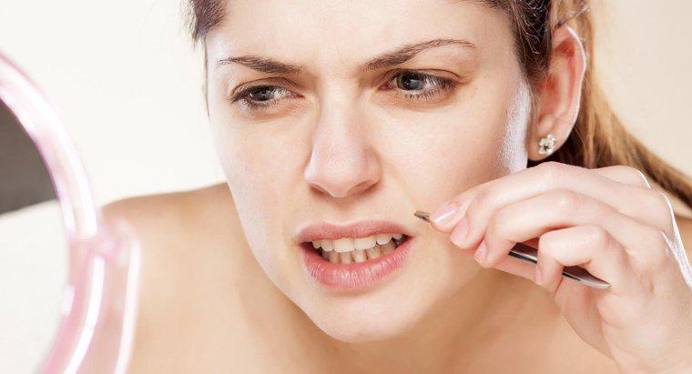 Care sunt unele cauze ale parului facial feminin?
