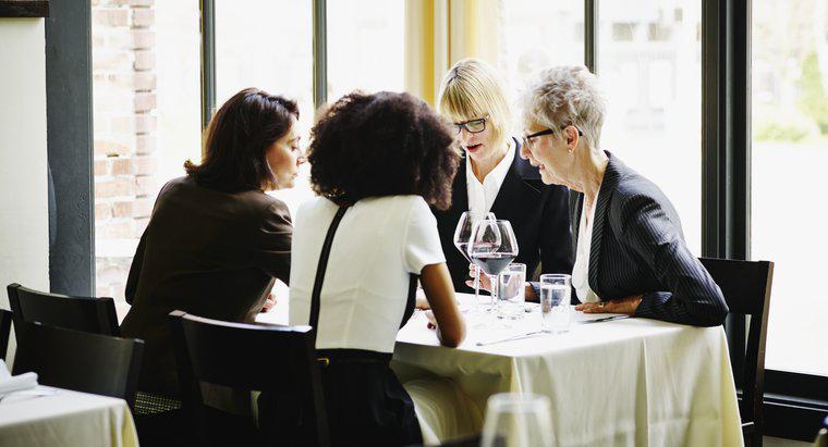 Ce se poartă femeile la o cină de afaceri?