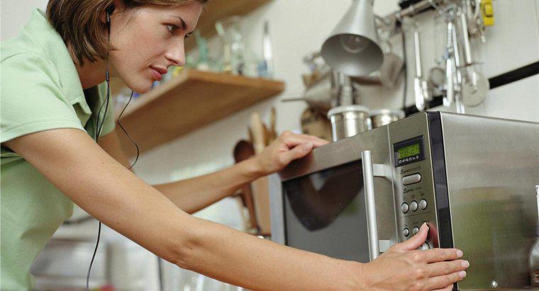 Cum înlocuiți becul într-un cuptor cu microunde?