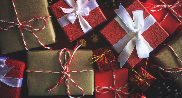 Care sunt unele felicitări tradiționale de Crăciun în diferite limbi?