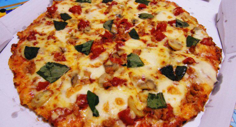 Cât de multe felii sunt într-o pizza extra-mare de la Domino's?
